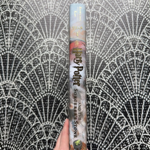 Harry Potter And The Sorcerer's Stone Illustrated Book - Picture 6 of 7